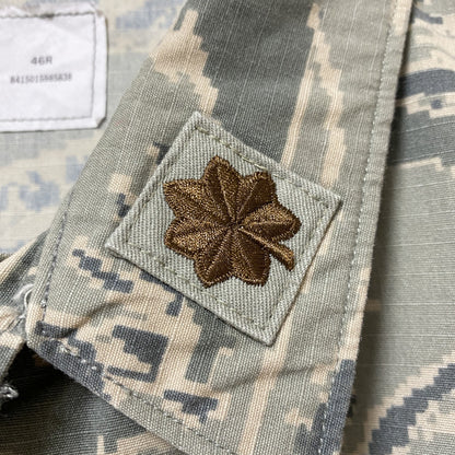 古着 used　US AIR FORCE　アメリカ空軍　長袖刺繍ミリタリージャケット　デジタルカモ柄　カーキ　軍物　XLサイズ