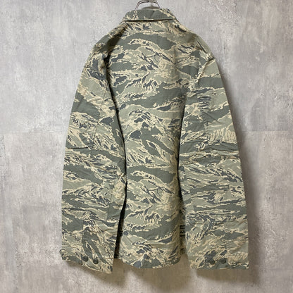 古着 used　US AIR FORCE　アメリカ空軍　長袖刺繍ミリタリージャケット　デジタルカモ柄　カーキ　軍物　XLサイズ