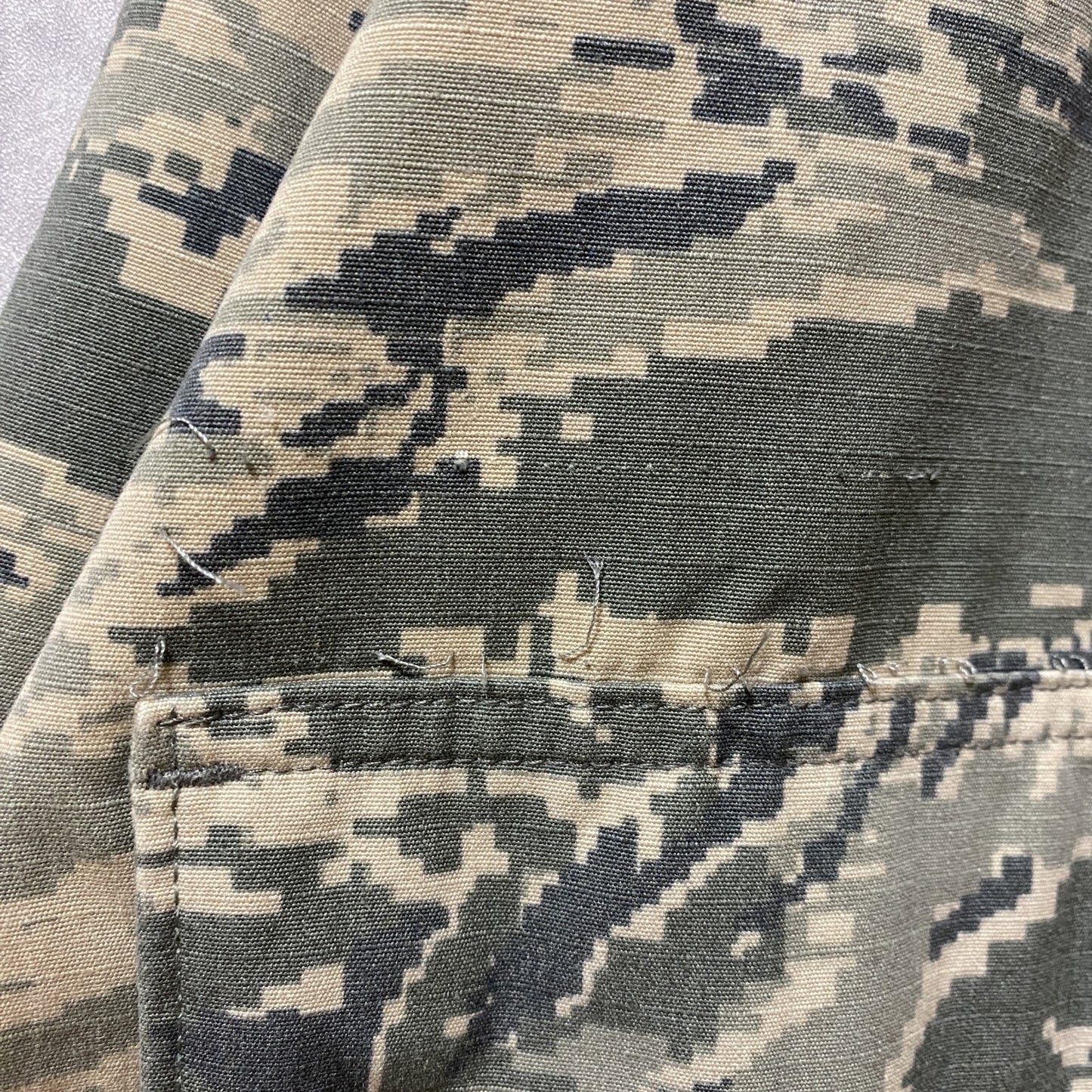 古着 used　US AIR FORCE　アメリカ空軍　長袖刺繍ミリタリージャケット　デジタルカモ柄　カーキ　軍物　XLサイズ