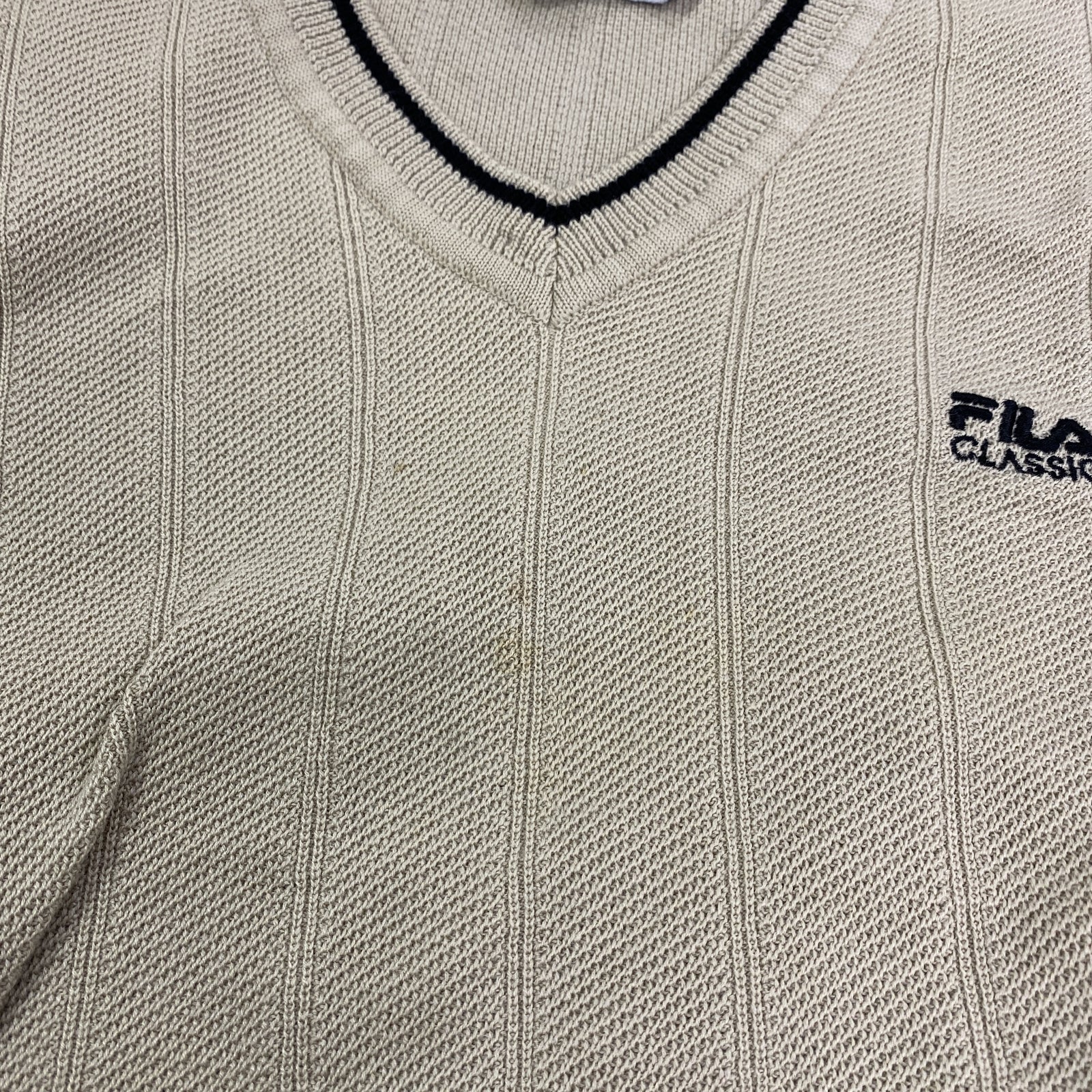 FILA CLASSIC フィラ　Vネックニットベスト　セーター　ワンポイントロゴ刺繍　ベージュ　Sサイズ　古着