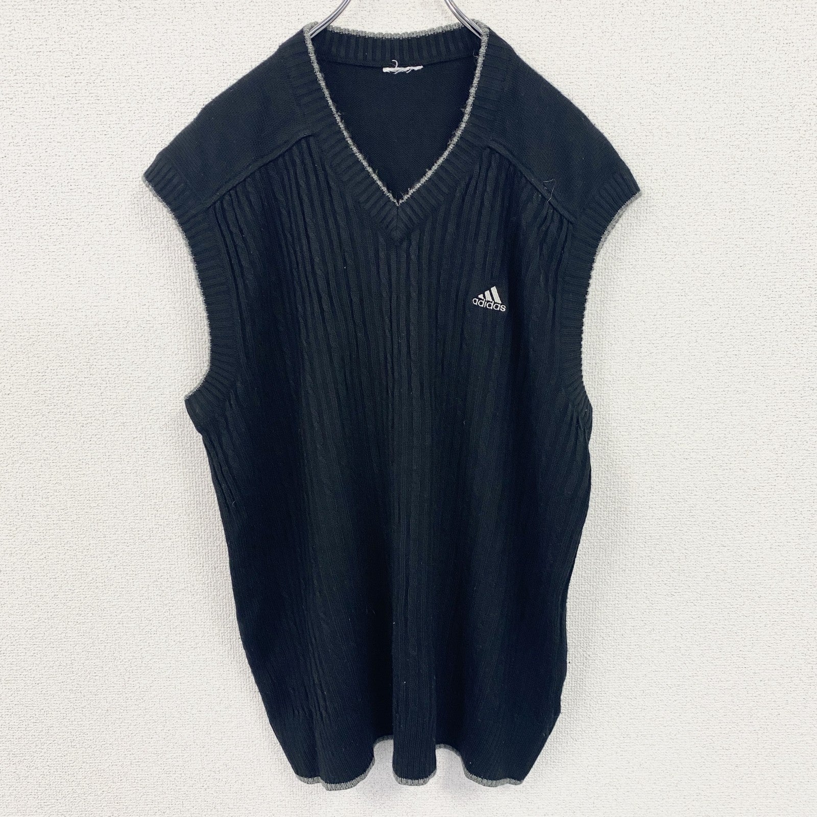 adidas　アディダス　アクリルニットベスト　Vネック　ワンポイント刺繍ロゴ　黒　ブラック　古着