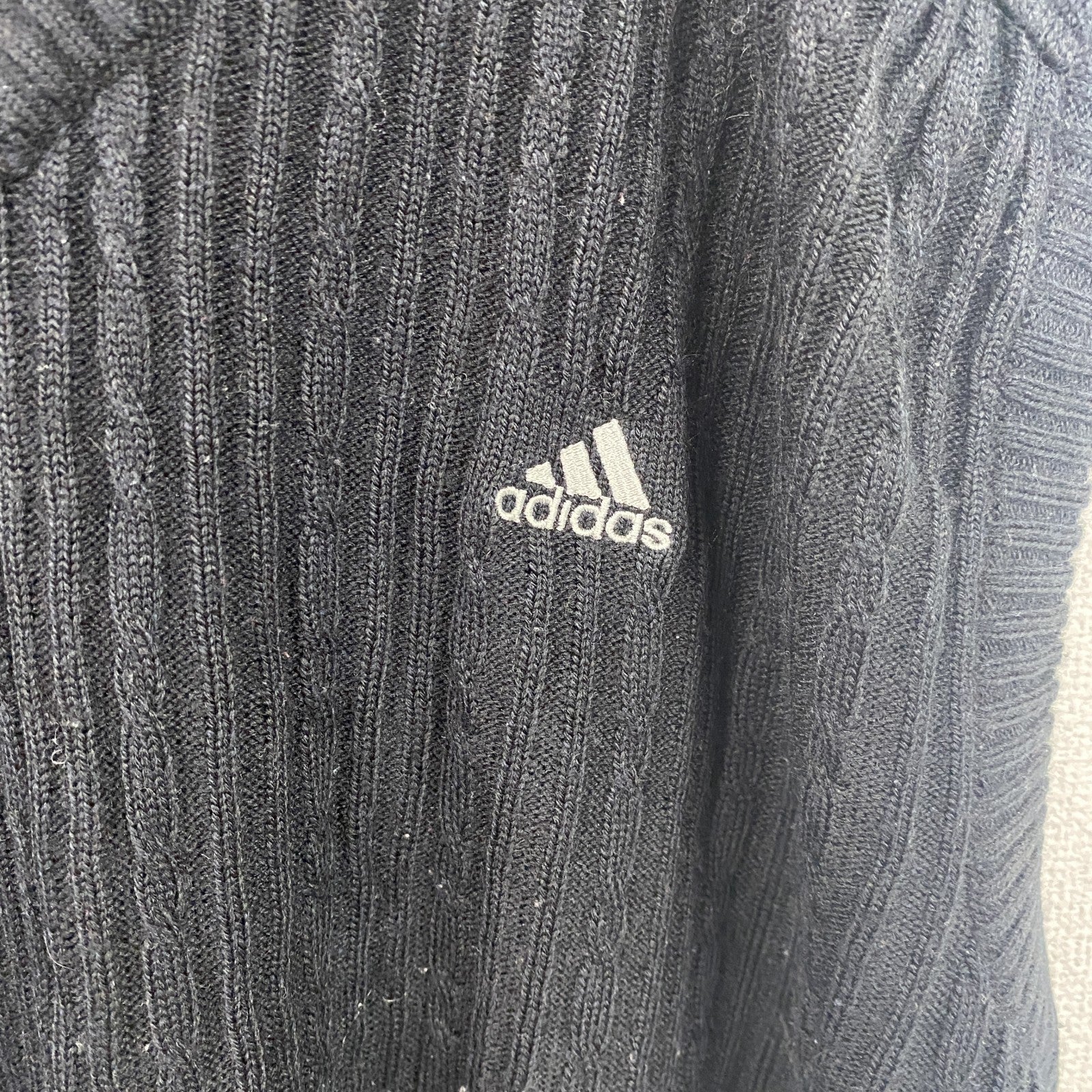adidas　アディダス　アクリルニットベスト　Vネック　ワンポイント刺繍ロゴ　黒　ブラック　古着