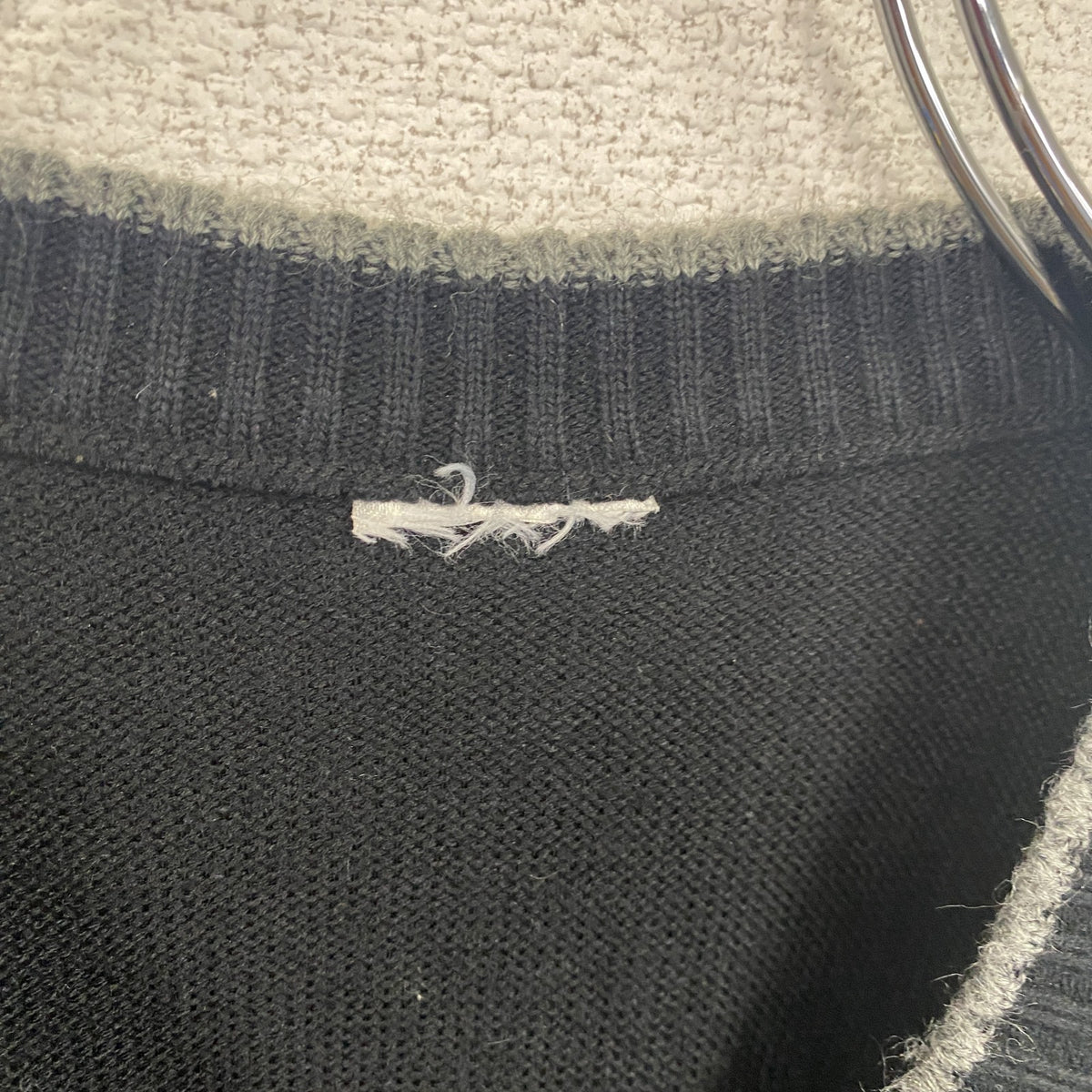 adidas　アディダス　アクリルニットベスト　Vネック　ワンポイント刺繍ロゴ　黒　ブラック　古着