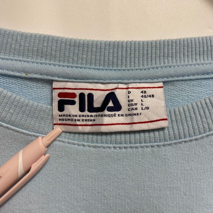 古着 used　FILA　フィラ　長袖ワンポイント刺繍スウェット　トレーナー　クルーネック　水色　ライトブルー　秋冬服　Lサイズ