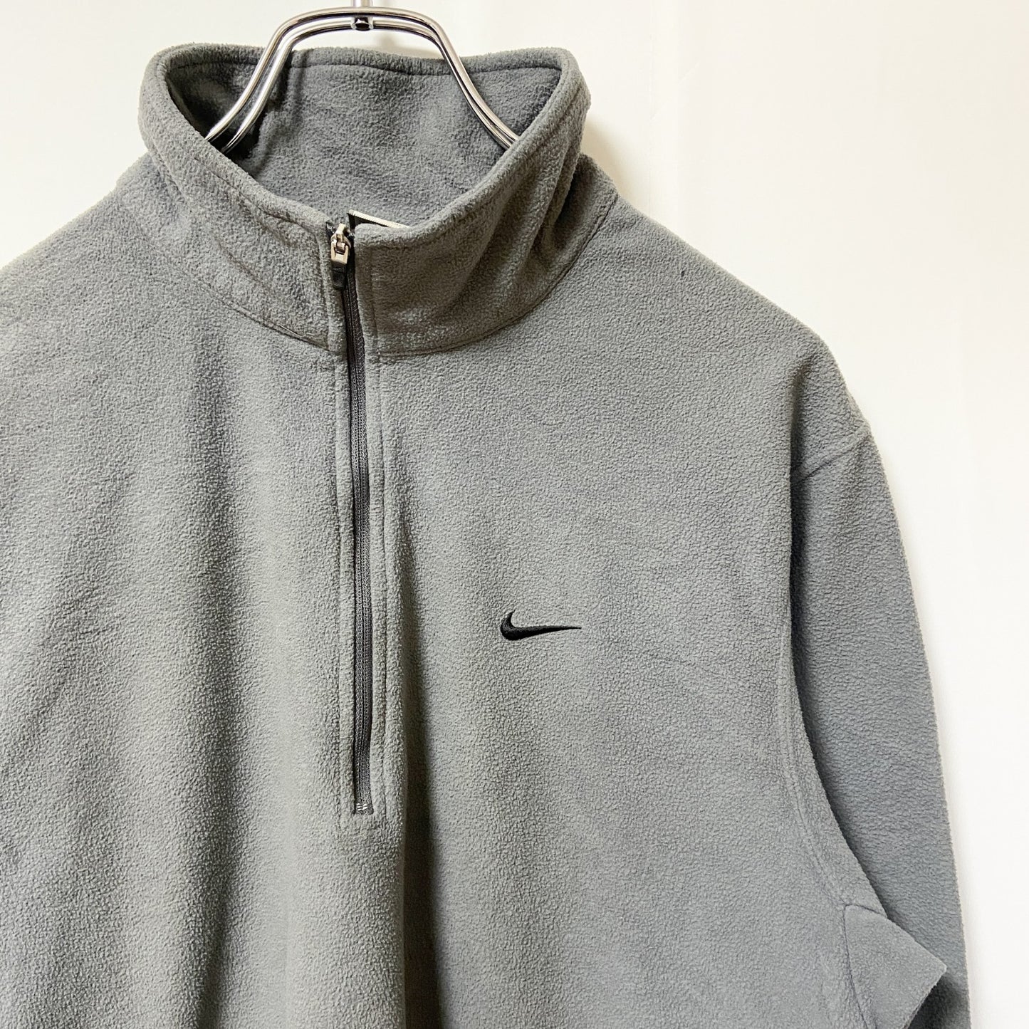 古着 used　NIKE FIT THERMA ナイキ　長袖ハーフジップフリースジャケット　ワンポイントロゴ刺繍　グレー　Mサイズ