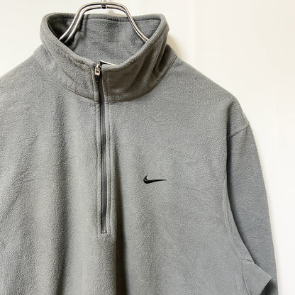 古着 used　NIKE FIT THERMA ナイキ　長袖ハーフジップフリースジャケット　ワンポイントロゴ刺繍　グレー　Mサイズ