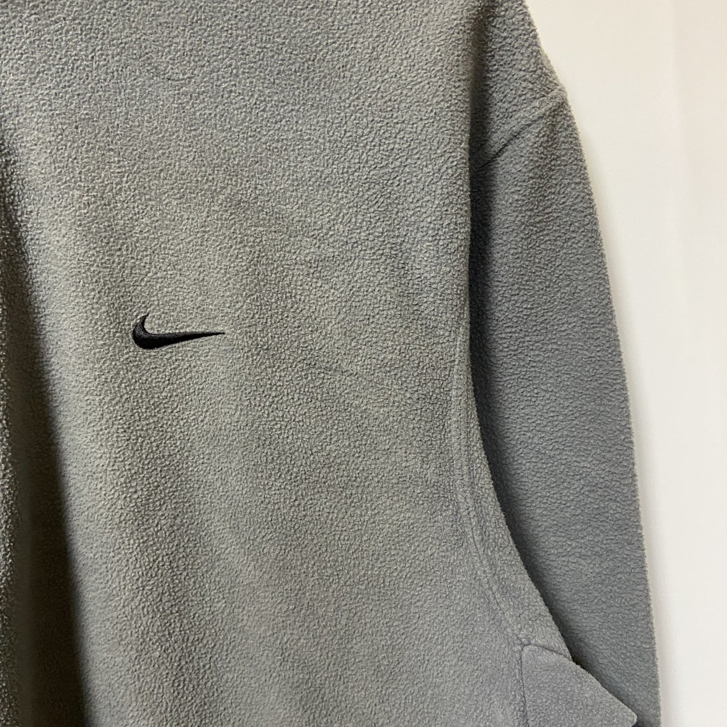 古着 used　NIKE FIT THERMA ナイキ　長袖ハーフジップフリースジャケット　ワンポイントロゴ刺繍　グレー　Mサイズ