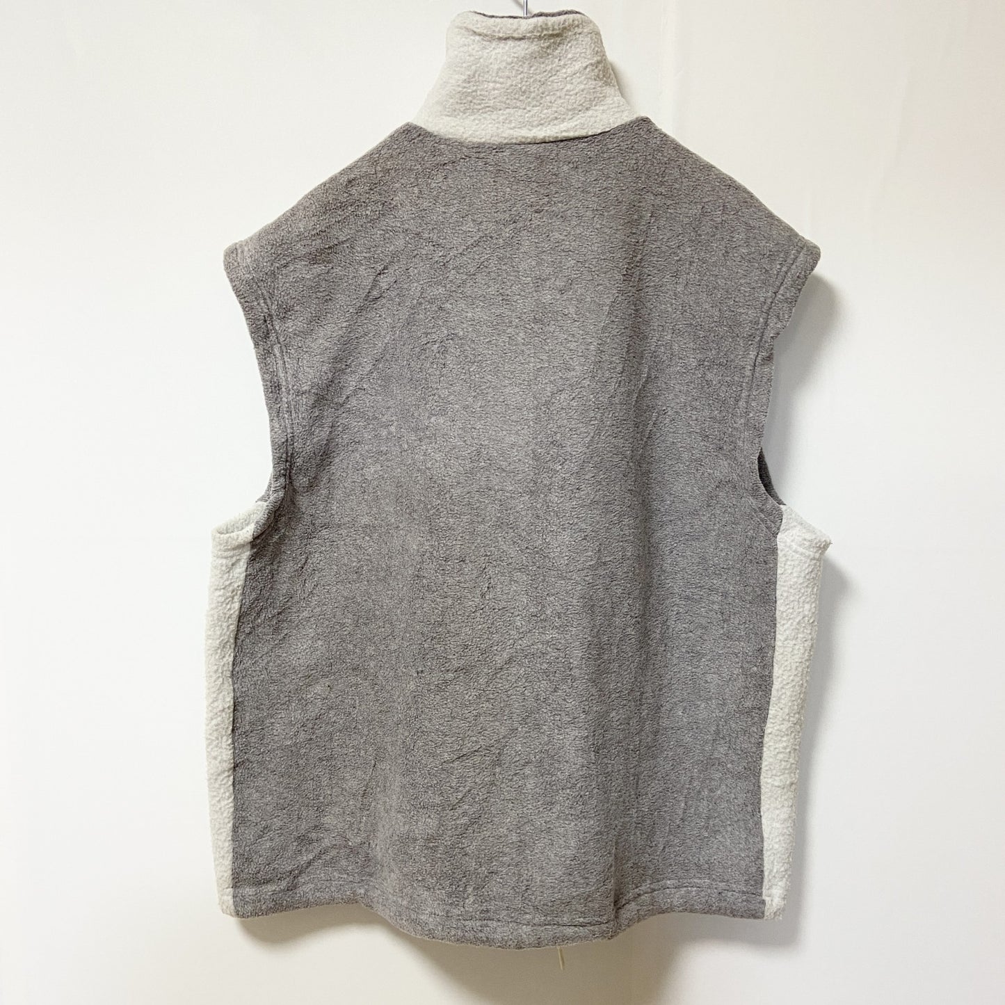 古着 used　TOMMY HILFIGER トミーヒルフィガー　フリースベスト　ワンポイント刺繍　グレー　ホワイト　ハイネック