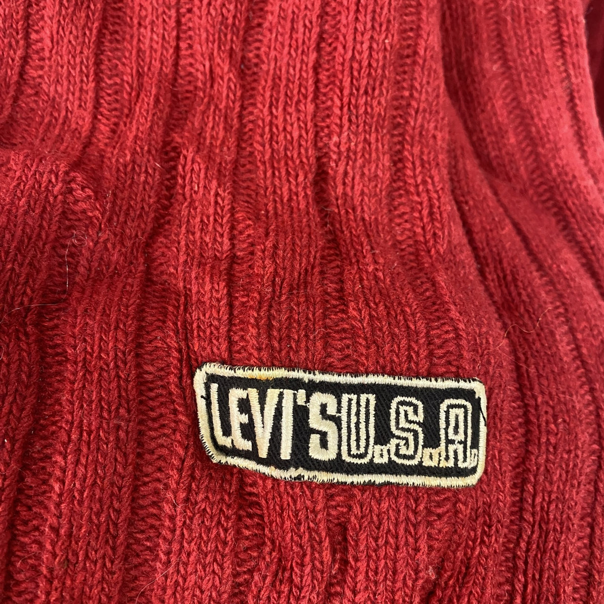 90s　LEVI’S　リーバイス　ウールニットセーター　Vネック　刺繍ロゴ　ワンポイント　ヴィンテージ　赤　レッド　XLサイズ　古着