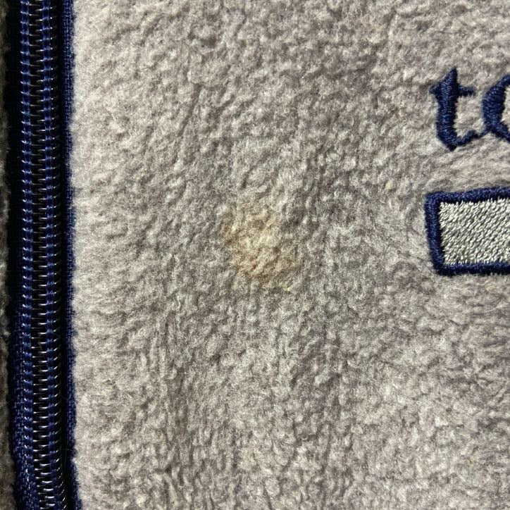 古着 used　TOMMY HILFIGER トミーヒルフィガー　フリースベスト　ワンポイント刺繍　グレー　ホワイト　ハイネック